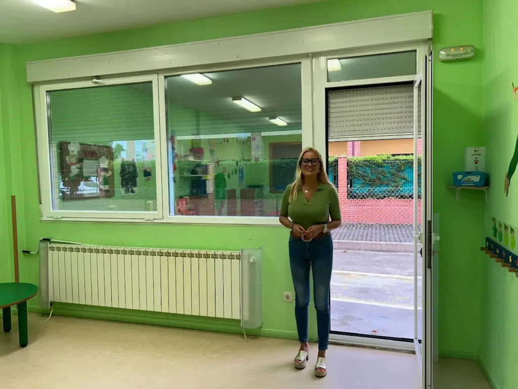Alexandra Rivas durante su visita a una escuela infantil municipal de Ponferrada.