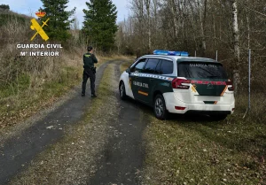 Patrulla de la Guardia Civil durante un dispositivo de búsqueda en una pista forestal de Castropodame