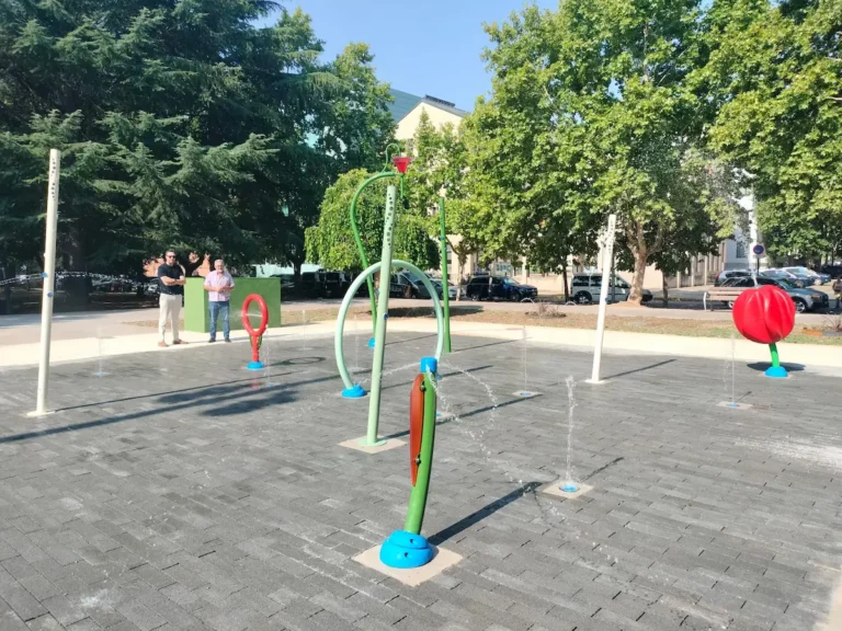 Nueva zona de juegos acuáticos del Parque de la Concordia de Ponferrada, con chorros, postes de agua y elementos de nebulización.