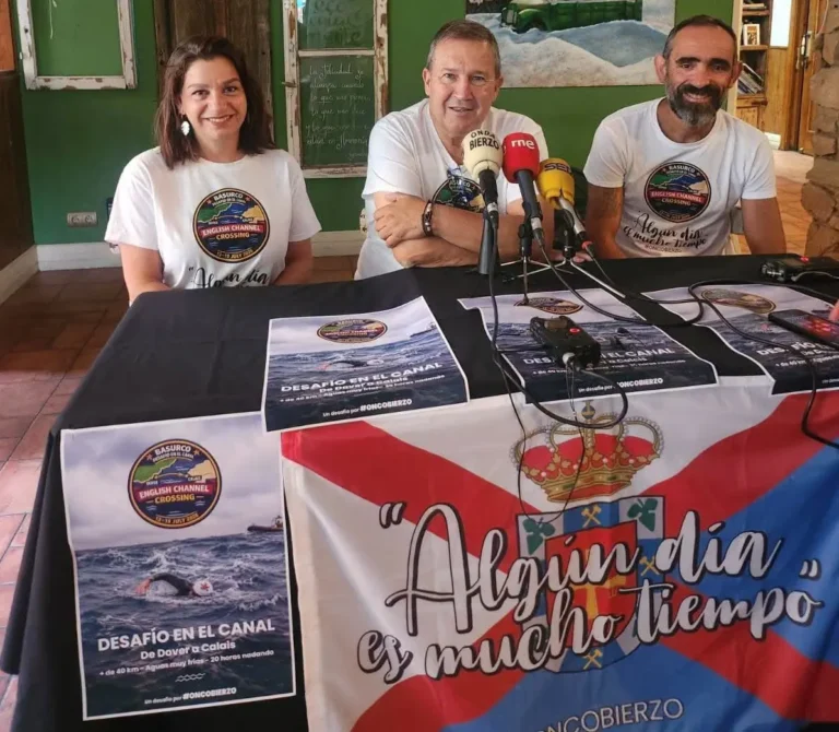Miguel Martínez Basurco y representantes de Oncobierzo durante la presentación del reto de cruzar a nado el Canal de la Mancha