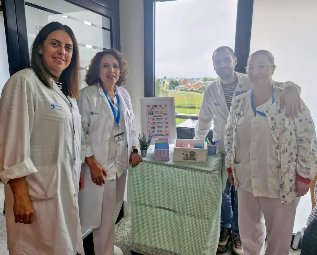 Profesionales de la Gasbi junto al espacio de mensajes de la iniciativa ‘Juntos somos más fuertes’ en el Hospital El Bierzo