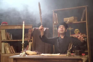 Actor caracterizado de fraile en el escenario durante una representación de la obra Fray Gerundio de Campazas de Fabularia Teatro