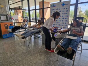Tres jóvenes donando sangre en camillas durante la maratón organizada en el Hospital El Bierzo en septiembre