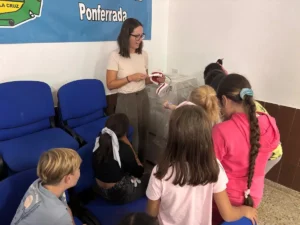 Higienista dental de la Gasbi enseñando la técnica de cepillado a escolares en el CEIP Campo de la Cruz de Ponferrada usando un modelo anatómico.
