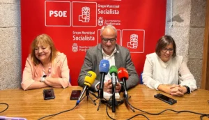 El portavoz del Grupo Socialista de Ponferrada, Olegario Ramón, durante una rueda de prensa acompañado de otros miembros del partido.