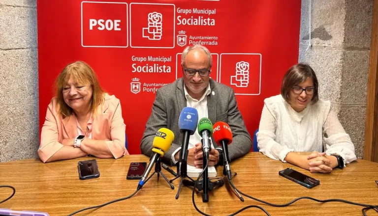 El portavoz del Grupo Socialista de Ponferrada, Olegario Ramón, durante una rueda de prensa acompañado de otros miembros del partido.